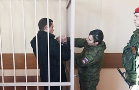 Директор Департамента аудита госконтрактов Минобороны Дмитрий Недобор (слева) во время продления ареста в Савеловском суде Москвы.