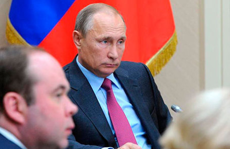 Президент РФ Владимир Путин и глава администрации президента России Антон Вайно (на втором плане) во время совещания «О развитии электронной торговли» в резиденции Ново-Огарево.