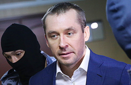 Бывший заместитель начальника управления «Т» Главного управления экономической безопасности и противодействия коррупции (ГУЭБиПК) МВД России полковник Дмитрий Захарченко, обвиняемый в получении взятки и злоупотреблении должностными полномочиями, перед началом рассмотрения ходатайства о продлении срока его ареста в Пресненском суде. Москва, 3 ноября 2016.
