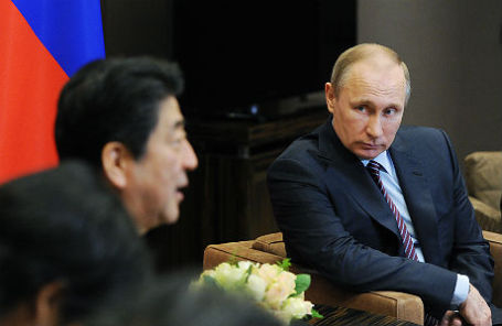 Президент России Владимир Путин (справа) и премьер-министр Японии Синдзо Абэ (слева).