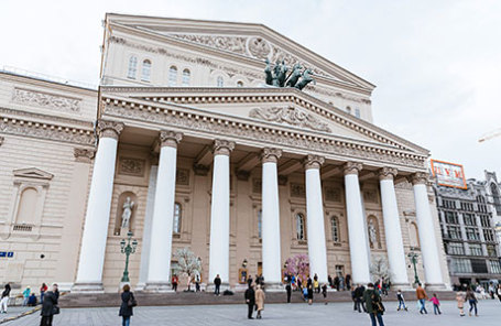 У здания Большого театра в Москве.