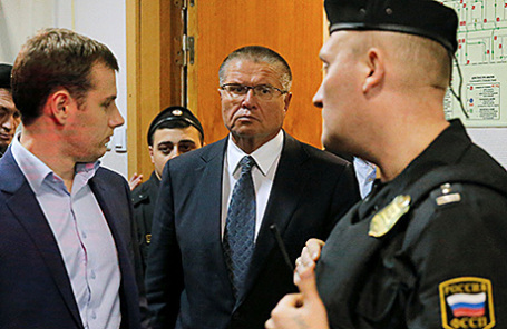 Министр экономического развития РФ Алексей Улюкаев (справа) в Басманном суде в Москве, 15 ноября 2016