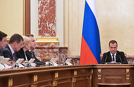 Премьер-министр РФ Дмитрий Медведев (справа) на совещании с членами правительства РФ, 16 ноября 2016.