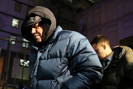 Генерал ФСО Геннадий Лопырев, обвиняемый в получении взятки, перед рассмотрением ходатайства следствия об избрании меры пресечения у 94-го гарнизонного военного суда.