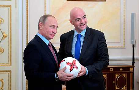 Глава ФИФА Джанни Инфантино подарил Президенту России Владимиру Путину мяч «Красава», созданный для матчей Кубка конфедераций 2017 года.