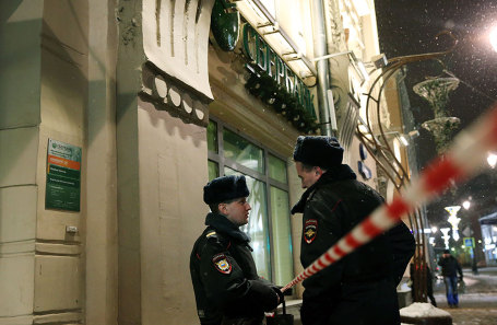 Сотрудники полиции у отделения Сбербанка на Покровке, где прошло задержание лидера французской музыкальной группы Space Дидье Маруани и его юриста Игоря Трунова в связи с заявлением певца Филиппа Киркорова о вымогательстве.