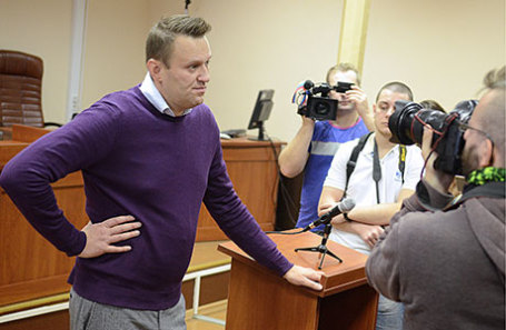 Оппозиционер Алексей Навальный (слева) во время заседания Ленинского суда по делу о хищении имущества компании «Кировлес».