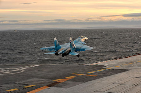 Корабельный истребитель Су-33 взлетает с борта авианосца «Адмирал Кузнецов».