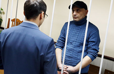 Задержанный сотрудниками ФСБ России в Крыму украинец Андрей Захтей (справа), обвиняемый в подготовке диверсий в Крыму, во время рассмотрения ходатайства о продлении ареста в Лефортовском суде.