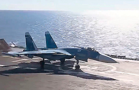 Истребитель Су-33 на палубе тяжелого авианесущего крейсера «Адмирал Кузнецов».