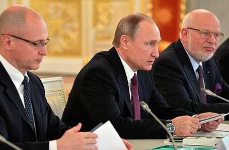 Первый заместитель руководителя администрации президента РФ Сергей Кириенко, президент РФ Владимир Путин и председатель Совета при президенте РФ по развитию гражданского общества и правам человека (СПЧ) Михаил Федотов (слева направо) на заседании Совета по развитию гражданского общества и правам человека в Кремле.