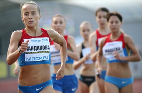 Спортсменка Марина Пандакова (на первом плане) во время соревнований по спортивной ходьбе на дистанции 3000 метров на турнире «Кубок олимпийцев».