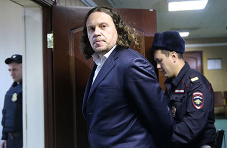 Бизнесмен Сергей Полонский (в центре), обвиняемый в мошенничестве при строительстве жилых комплексов перед началом рассмотрения дела по существу в Пресненском суде.