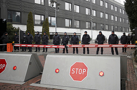 Полиция у здания Парламента в Варшаве, Польша.