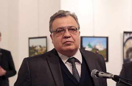 Андрей Карлов во время выступления на открытии фотовыставки «Россия глазами турок».