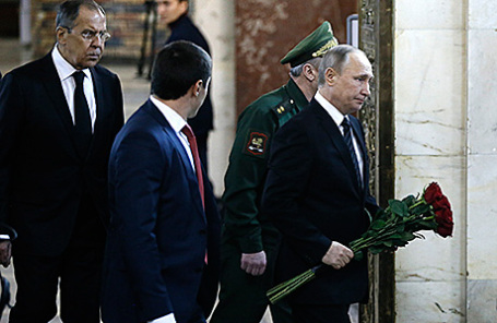 Министр иностранных дел РФ Серегй Лавров (слева) и президент РФ Владимир Путин (справа) на церемонии прощания с послом РФ в Турции Андреем Карловым в здании МИД РФ, 22 декабря 2016.