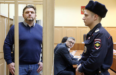 Бывший губернатор Кировской области Никита Белых (слева), обвиняемый в получении взятки в размере 400 тысяч евро, перед началом рассмотрения ходатайства о продлении срока ареста в Басманном районном суде.
