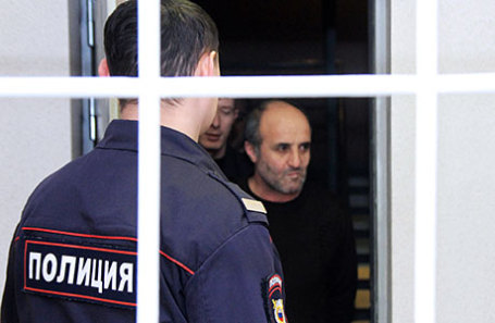 Один из задержанных по делу о массовом отравлении алкогольным суррогатом в Иркутске (справа на втором плане) перед избранием меры пресечения в Ленинском районном суде.