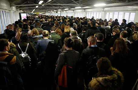 Люди ждут поезда на станции Clapham Junction в Лондоне.