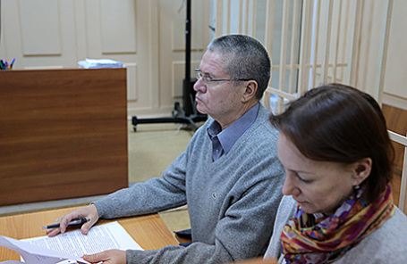 Бывший министр экономического развития РФ Алексей Улюкаев, обвиняемый в получении взятки в 2 миллиона долларов, во время рассмотрения ходатайства следствия о продлении ему домашнего ареста в Басманном суде, 10 января 2017.