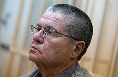 Бывший министр экономического развития РФ Алексей Улюкаев, обвиняемый в получении взятки в 2 миллиона долларов, во время рассмотрения ходатайства следствия о продлении ему домашнего ареста в Басманном суде, 10 января 2017.
