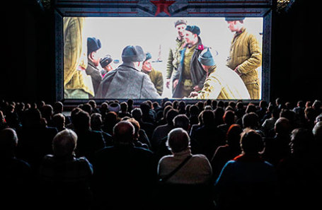 На просмотре фильма «28 панфиловцев» в кинотеатре.