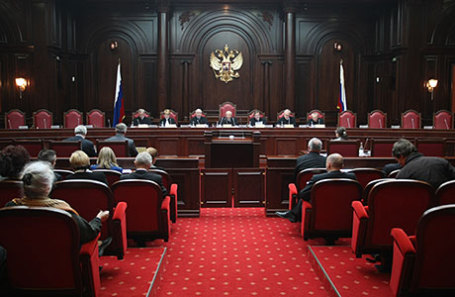 На заседании Конституционного суда РФ.