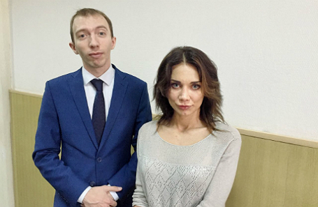 Невеста Никиты Белых Екатерина Рейферт и представляющий ее интересы адвокат Даниил Берман в Басманном суде Москвы.