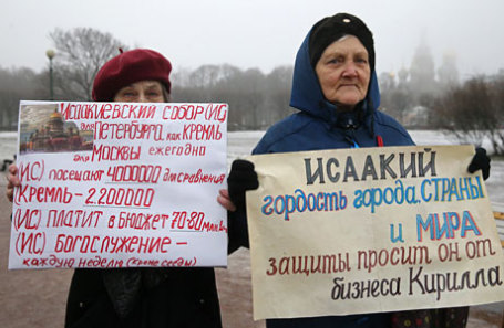 Участники несогласованной акции противников передачи Исаакиевского собора Русской православной церкви на Марсовом поле.