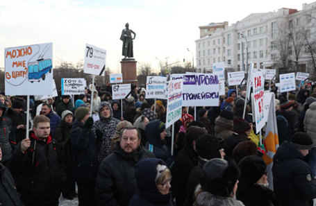 Участники митинга за сохранение троллейбусов, который состоялся в сквере на Суворовской площади.