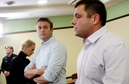 Алексей Навальный и Петр Офицеров (слева направо).