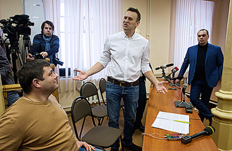 Предприниматель Петр Офицеров и глава Фонда борьбы с коррупцией (ФБК), оппозиционер Алексей Навальный (слева направо на первом плане), обвиняемые по делу о хищении имущества компании «Кировлес», во время оглашения приговора в Ленинском суде 8 февраля 2017.