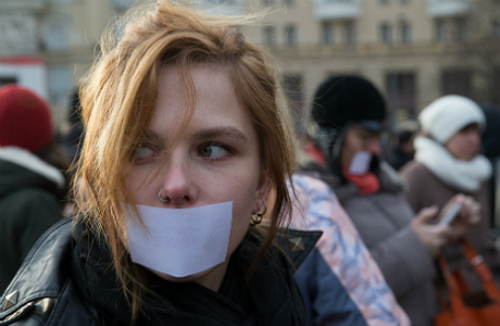 Участница митинга в защиту свободы слова на Триумфальной площади.
