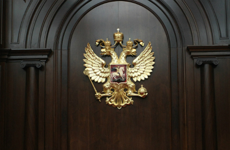 В зале заседаний Конституционного суда.
