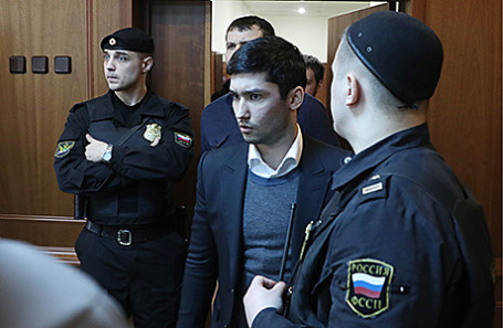 Сын вице-президента «Лукойла» Руслан Шамсуаров (в центре), приговоренный к обязательным работам на 300 часов по уголовному делу в отношении участников гонки на внедорожнике Mercedes-Benz Gelandewagen, после заседания по проверке законности приговора в Мосгорсуде, 15 февраля 2017.
