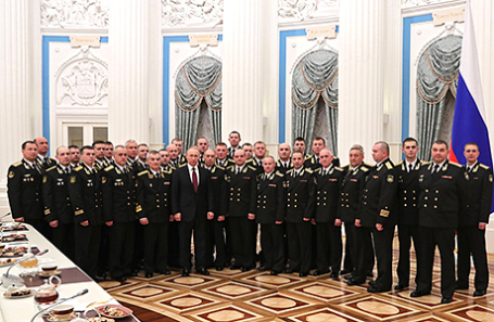 Президент России Владимир Путин с военнослужащими Северного флота.