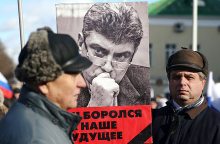Участники марша памяти, посвященного годовщине гибели политика и общественного деятеля Бориса Немцова.