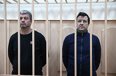 Бывший глава дирекции казначейства банка «Траст» Олег Дикусар и бывший финансовый директор банка «Траст» Евгений Ромаков (слева направо) в Басманном суде во время оглашения приговора по уголовному делу о растрате 14,5 млрд рублей в банке «Траст». Москва, 27 февраля 2017.