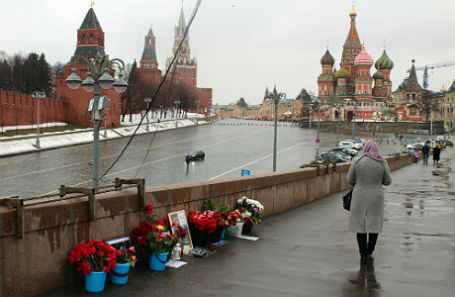 Народный мемориал в память о Борисе Немцове на Большом Москворецком мосту.
