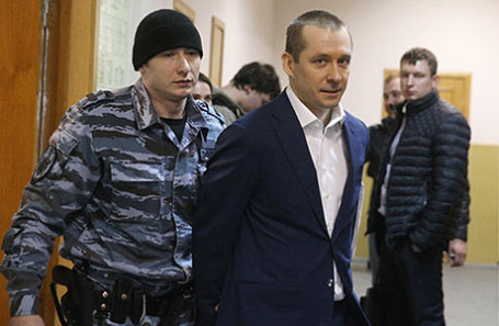 Бывший заместитель начальника управления «Т» Главного управления экономической безопасности и противодействия коррупции (ГУЭБиПК) МВД России полковник Дмитрий Захарченко (справа на первом плане), обвиняемый в получении взятки и злоупотреблении должностными полномочиями, перед началом рассмотрения ходатайства о продлении срока его ареста в Басманном суде.