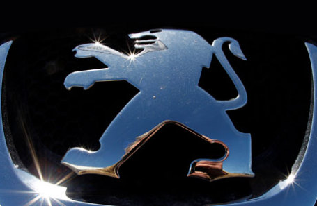 Логотип Peugeot.