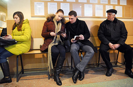 Жители города в отделе Миграционной службы ДНР.