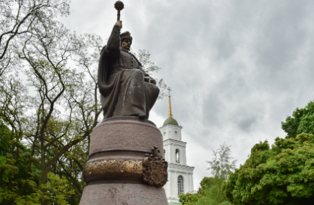 Украина. Полтава. Памятник гетману Ивану Мазепе в парке Соборного майдана.