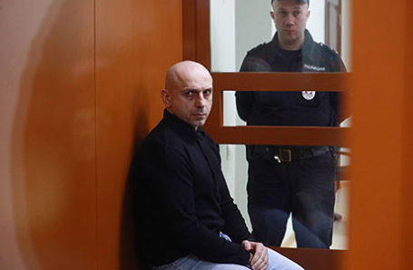 Обвиняемый в причастности к захвату заложников в Театральном центре на Дубровке в 2002 году Хасан Закаев перед оглашением приговора на заседании Московского окружного военного суда.