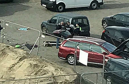 Полиция рядом с машиной, выехавшей на торговую улицу в Антверпене, Бельгия.