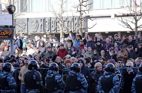 Оцепление полицией участников акции оппозиции против коррупции на Пушкинской площади.