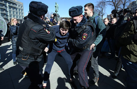 Во время задержания участника несанкционированной акции оппозиции против коррупции на Пушкинской площади.