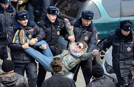 Во время задержания участника несанкционированной акции оппозиции против коррупции на Пушкинской площади.