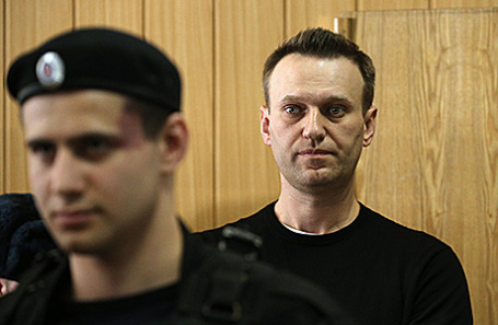 Оппозиционер Алексей Навальный (справа) во время оглашения приговора по делу об административном правонарушении на заседании в Тверском суде, 27 марта 2017.