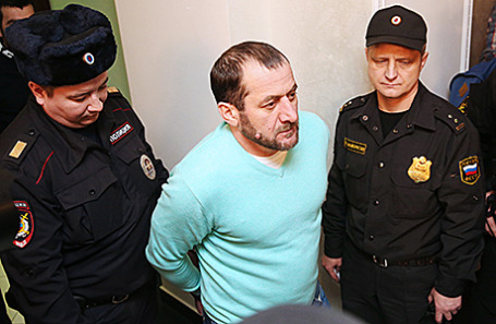 Хамзат Бахаев (в центре).
